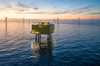 Parque eólico offshore e tecnologia de plataforma no Mar do Norte ao pôr do sol