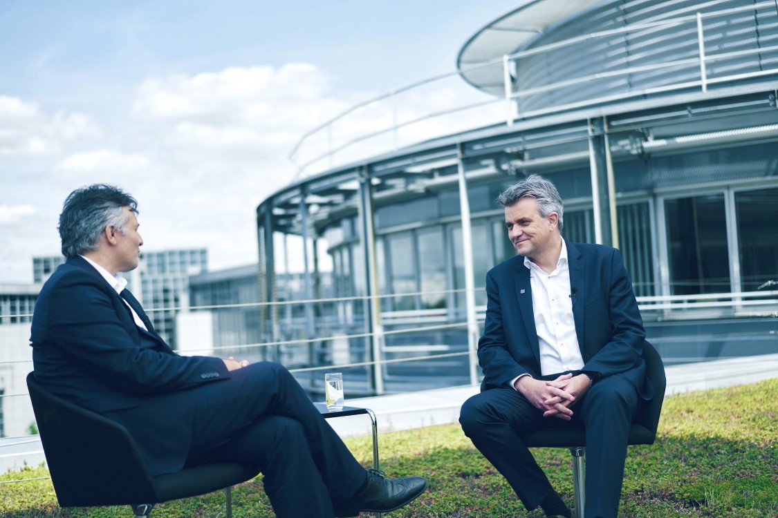 Dominique Rouge y Stefano Innocenzi en la azotea de la sede de Air Liquide en Frankfurt, Alemania