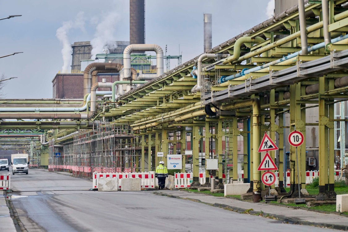 Chemical industry in the Ruhr area, steam rising from chimneys